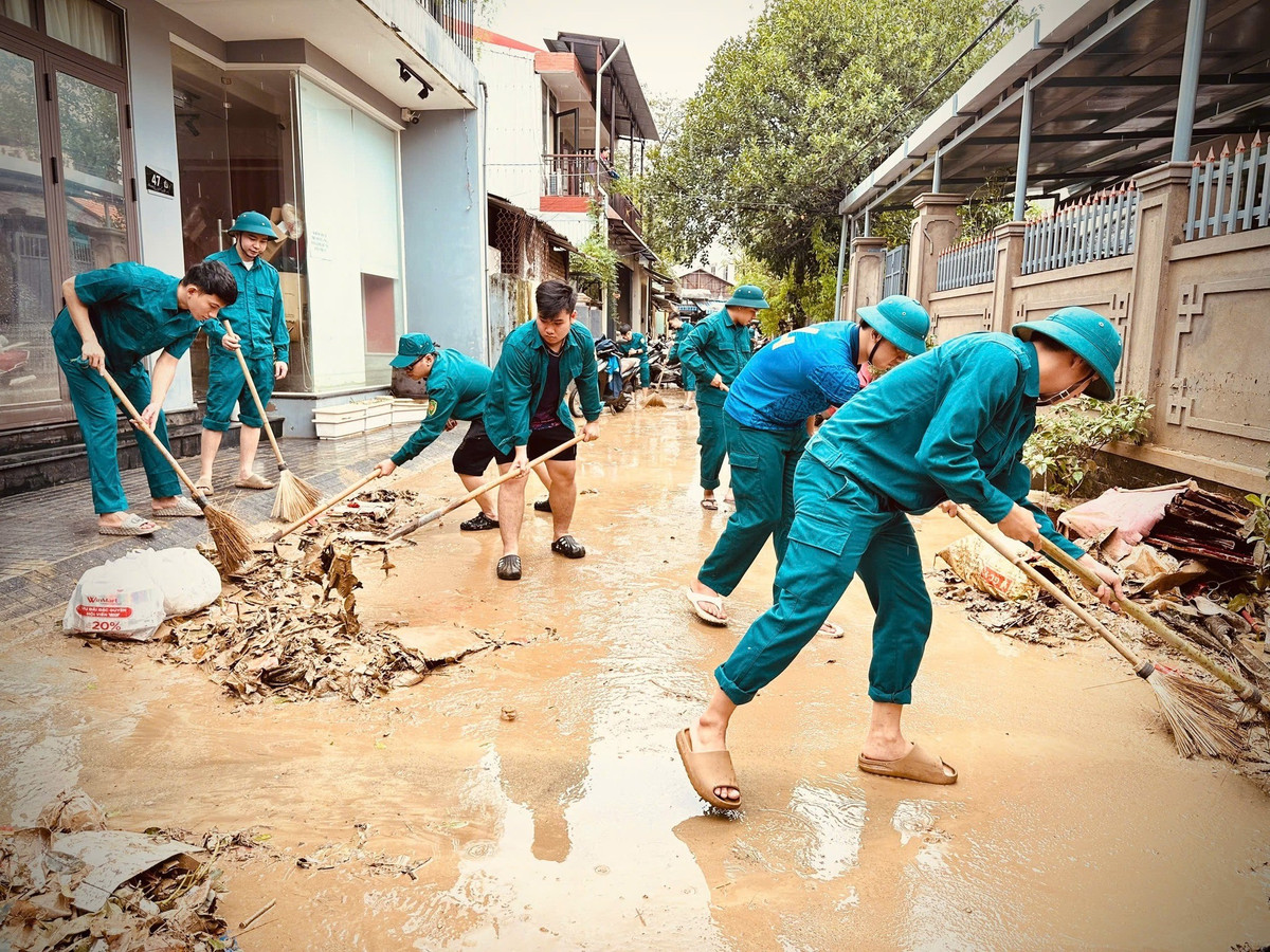 Sau khi nước rút, nhiều xã, phường trên địa bàn tỉnh đã phải chịu ảnh hưởng nặng nề. Không chỉ gây thiệt hại về kinh tế, thiên tai còn để lại nguy cơ ô nhiễm môi trường nghiêm trọng, ảnh hưởng trực tiếp đến sức khỏe và sinh hoạt của người dân.