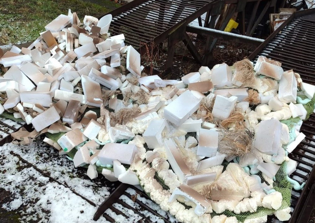 Để tạo ra phiên bản của mình, mô phỏng tàn tích của một ngôi nhà làm bằng gạch trắng và đất sét, các tình nguyện viên đã sử dụng polystyrene, cao su xốp và xốp dán, gắn chúng vào một tấm lưới nền bằng dây thép và sợi gai dầu. Nhiều loại sơn khác nhau cũng được sử dụng.