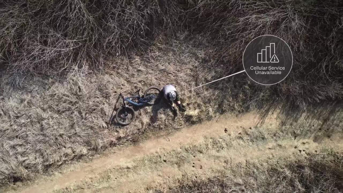 Ví dụ, trong trường hợp khẩn cấp, những nhà thám hiểm có thể gửi tín hiệu SOS bằng thiết bị đeo được mà không cần lo lắng về kết nối mạng di động.