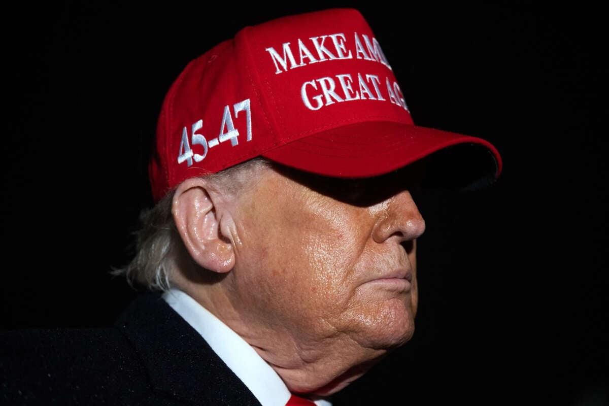 Trang web chính thức của Trump Mobile cho biết điện thoại sẽ được bán ra từ tháng 9, trong khi gói dịch vụ di động có giá 47,45 USD/tháng. Tuy nhiên, giới phân tích vẫn đặt dấu hỏi về cấu trúc vận hành thực sự phía sau dịch vụ này. Mức giá thuê bao nhằm ám chỉ cương vị tổng thống Mỹ thứ 45 và hiện là tổng thống thứ 47 theo chiến dịch tranh cử của ông Trump.