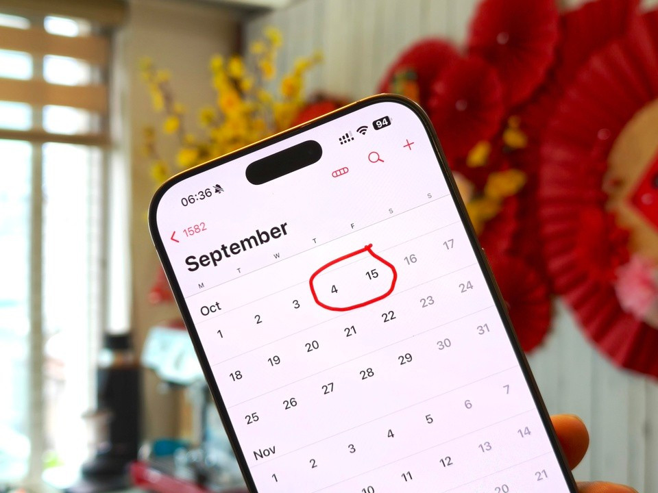Nếu vào các ứng dụng lịch trên smartphone hoặc và quay ngược thời gian về lại năm 1582, người dùng sẽ thấy tháng 10 năm đó bị mất đi 10 ngày. Ngay sau thứ năm, ngày 4/10 là thứ sáu, ngày 15/10/1582. Đây không phải là lỗi lập trình hay người nào đó cố ý đùa giỡn, mà thật sự, 10 ngày này hoàn toàn không tồn tại trong lịch. Nguyên nhân nằm ở sự thay đổi cách người ta tính ngày, tháng, năm vào thế kỷ 16.