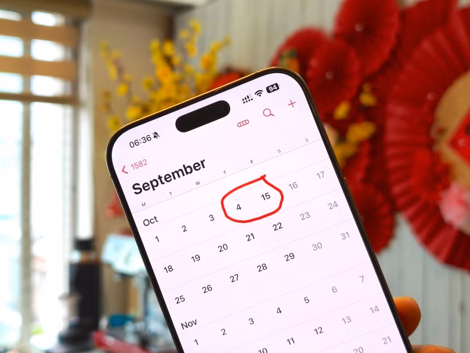 Nếu vào các ứng dụng lịch trên smartphone hoặc và quay ngược thời gian về lại năm 1582, người dùng sẽ thấy tháng 10 năm đó bị mất đi 10 ngày. Ngay sau thứ năm, ngày 4/10 là thứ sáu, ngày 15/10/1582. Đây không phải là lỗi lập trình hay người nào đó cố ý đùa giỡn, mà thật sự, 10 ngày này hoàn toàn không tồn tại trong lịch. Nguyên nhân nằm ở sự thay đổi cách người ta tính ngày, tháng, năm vào thế kỷ 16.