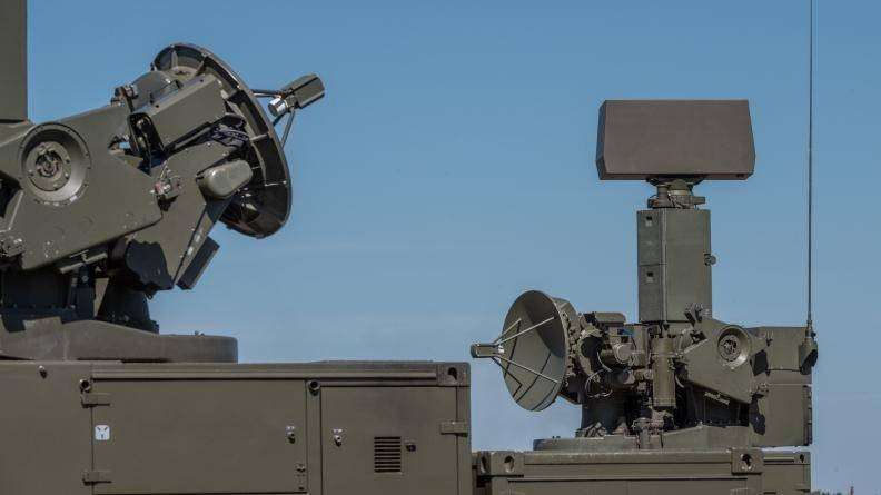 Radar này cho phép phát hiện nhanh các mục tiêu trong vòng 6 giây từ khi phát hiện đến khi phóng tên lửa, thể hiện khả năng phản ứng cực kỳ nhanh chóng. Hệ thống IFF (nhận diện bạn-thù) tích hợp giúp phân biệt giữa các mục tiêu thù địch và đồng minh, giảm nguy cơ bắn nhầm.