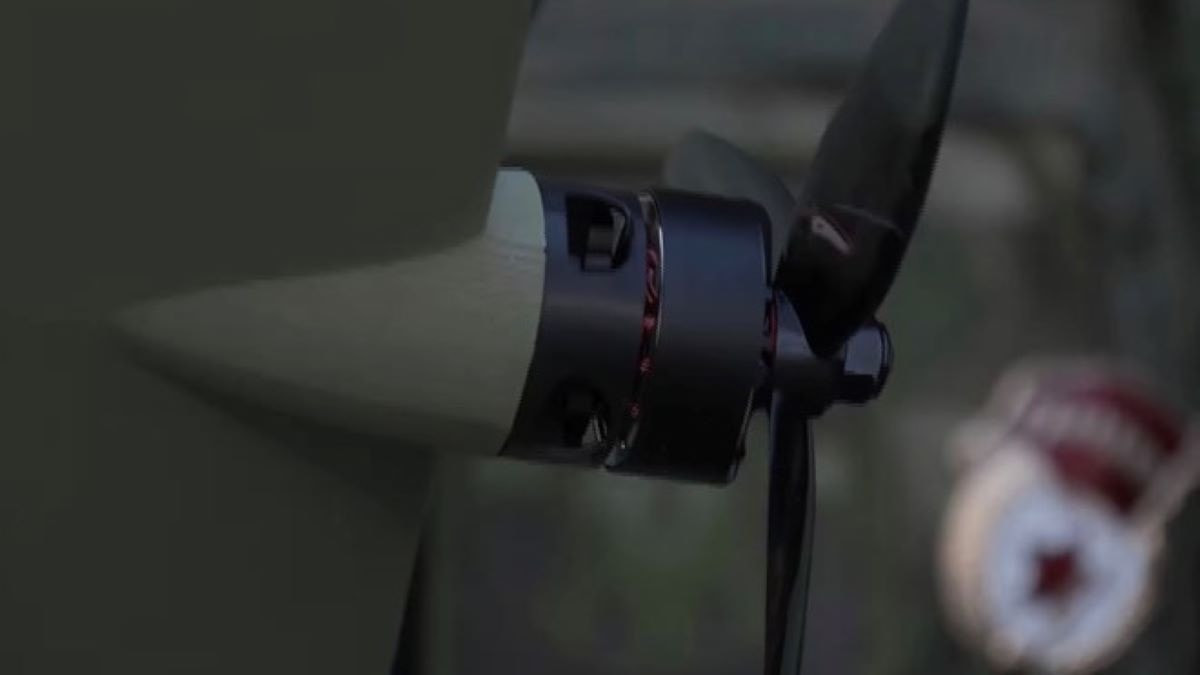 Hệ thống động cơ và điều khiển bao gồm động cơ Skystars KOKO RS 2275 1950KV, bộ điều khiển tốc độ điện tử Skystars KM60A AM32 và servo BLUEARROW D0576 HS MG HV. Máy bay không người lái sử dụng bộ bốn cánh quạt iFlight Nazgul 5R V2 và được cung cấp năng lượng bởi pin lithium-polymer Gaoneng GNB2200 6S.