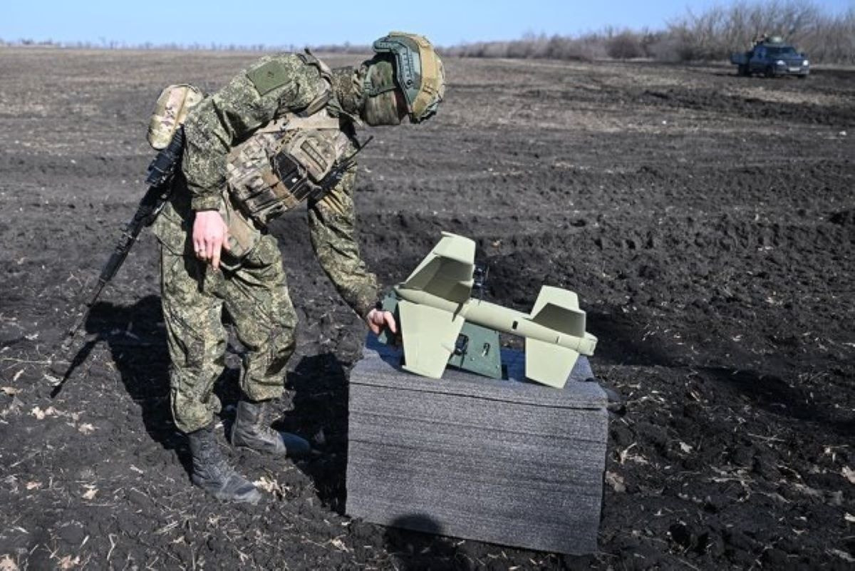 Cơ chế vận hành "bắn một lần và quên" cho phép người điều khiển chỉ cần phóng máy bay không người lái từ một bệ phóng di động (máy phóng cầm tay hoặc thiết bị di động), sau đó trí tuệ nhân tạo (AI) sẽ tự động tiếp quản: phát hiện, khóa mục tiêu và dẫn hướng nó đến điểm va chạm.