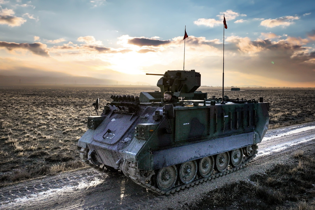 Báo cáo cũng cho biết thêm rằng sạc nhanh có thể đưa pin từ 20% lên 80% trong khoảng 1,5 giờ, một con số quan trọng đối với các quy trình cấp đơn vị nếu nền tảng này được tích hợp vào các chu kỳ sạc có cấu trúc tại các địa điểm tiền tuyến. Khả năng sống sót và tích hợp hệ thống được coi là những yêu cầu cốt lõi trong chiến dịch thử nghiệm được báo cáo.