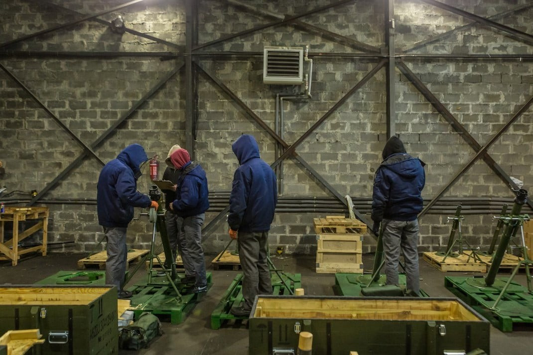 Công nhân tại một nhà máy sản xuất đạn pháo bí mật của Ukraine.