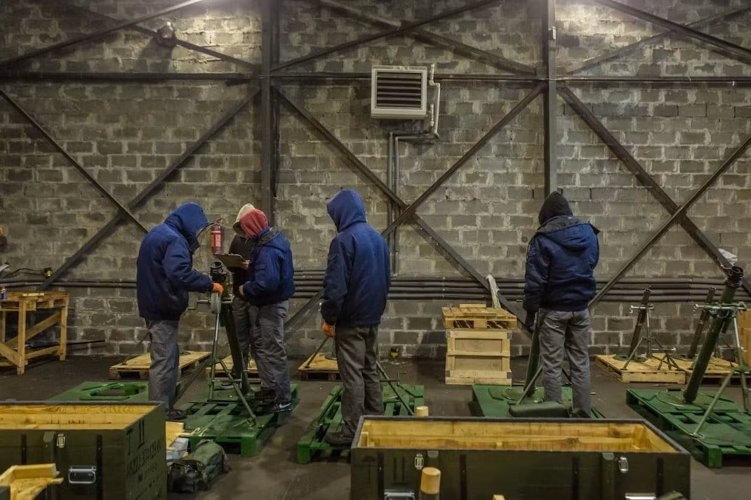 Công nhân tại một nhà máy sản xuất đạn pháo bí mật của Ukraine.