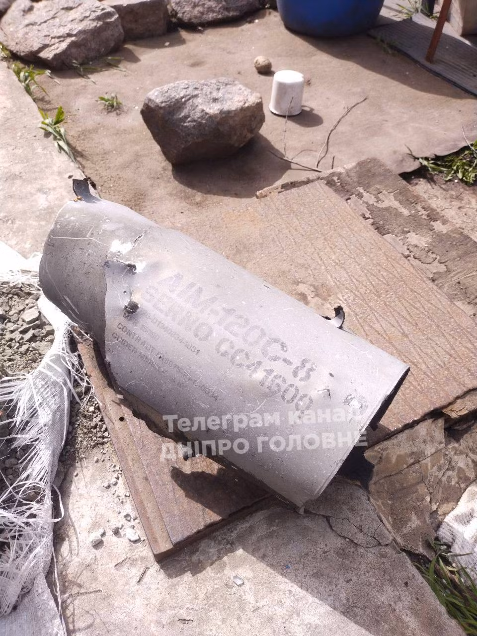Mảnh vỡ của tên lửa AIM-120C-8, được cho là tìm thấy sau một cuộc không kích của Nga vào thành phố Dnipro. Qua Dnipro Main News/Telegram