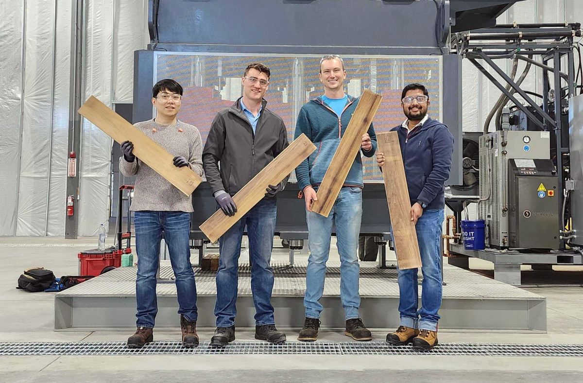 Sản phẩm mang tên “Superwood” (Siêu gỗ) vừa được ra mắt thương mại bởi InventWood, công ty do nhà khoa học vật liệu Liangbing Hu đồng sáng lập.