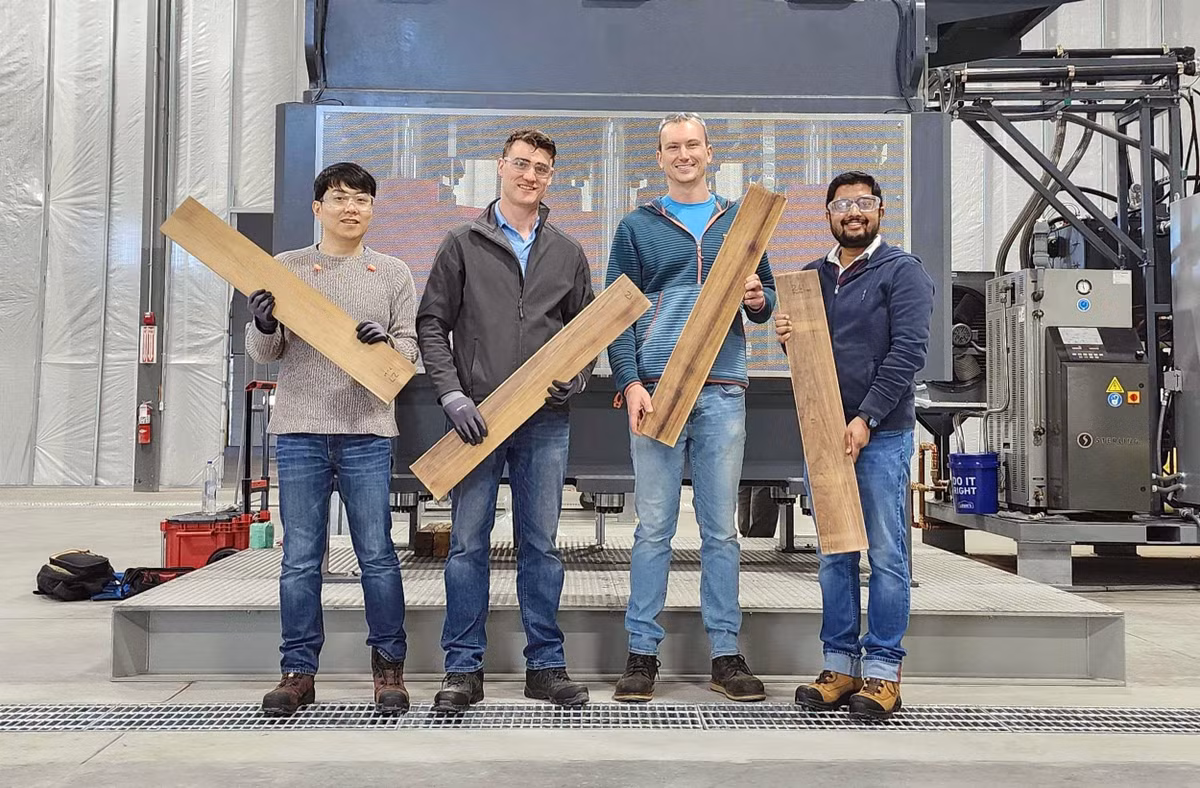 Sản phẩm mang tên “Superwood” (Siêu gỗ) vừa được ra mắt thương mại bởi InventWood, công ty do nhà khoa học vật liệu Liangbing Hu đồng sáng lập.