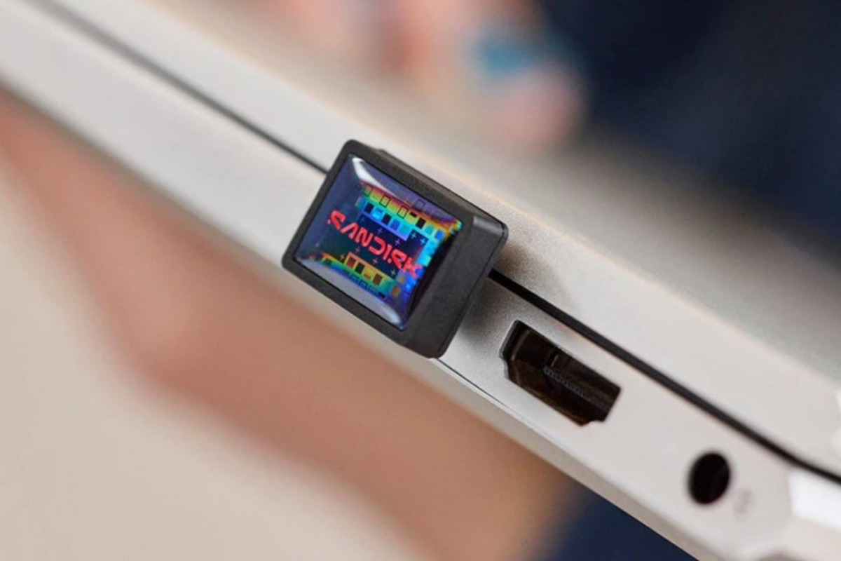 Mẫu sản phẩm mới mang tên SanDisk Extreme Fit USB-C này chỉ có kích thước nhỉnh hơn receiver chuột không dây một chút, nhưng bên trong lại chứa sức mạnh lưu trữ vượt xa mọi giới hạn trước đây của một ổ USB mini.