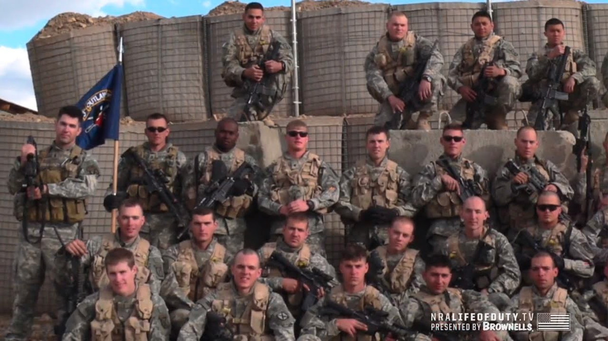 Trong cuốn sách " Not a Good Day to Die: The Untold Story of Operation Anaconda", nhà báo Sean Naylor của Army Times mô tả Delta vào thời điểm đó có gần 1.000 binh sĩ, 250 đến 300 người được huấn luyện để tiến hành các hoạt động hành động trực tiếp và giải cứu con tin. Số còn lại là nhân viên hỗ trợ, những người nằm trong số những người giỏi nhất trong lĩnh vực của họ.