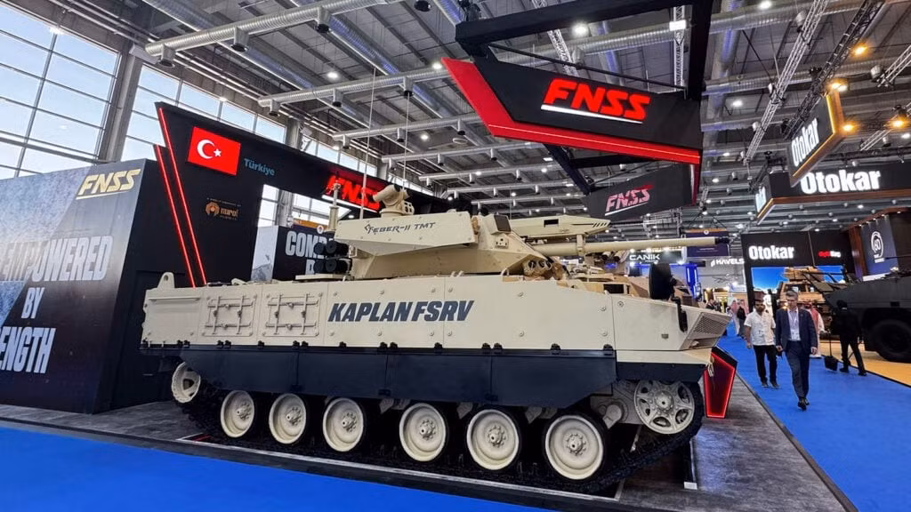 Doanh nghiệp quốc phòng Thổ Nhĩ Kỳ FNSS đã mang xe chiến đấu bánh xích Kaplan FSRV. Hệ thống này được thiết kế đặc biệt cho các nhiệm vụ ISTAR (Tình báo, Giám sát, Thu thập mục tiêu và Trinh sát) và cung cấp hỏa lực hỗ trợ trực tiếp trong cả chiến tranh đối xứng và bất đối xứng. (Agnes Helou / Breaking Defense)
