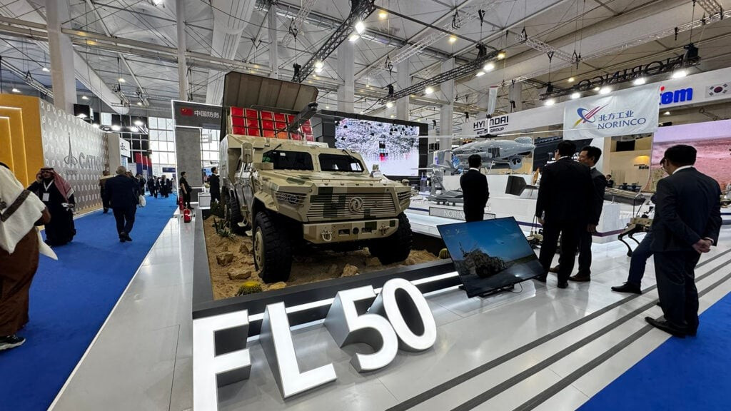 Tập đoàn quốc phòng Trung Quốc Norinco giới thiệu xe bọc thép FL 50 tại Triển lãm. Xe nổi bật với giáp B6, động cơ Ford 6.8L V10 362 mã lực, chứa 14 người, đạt tốc độ 150 km/h và trang bị tháp pháo hơi cay. (Agnes Helou / Breaking Defense)