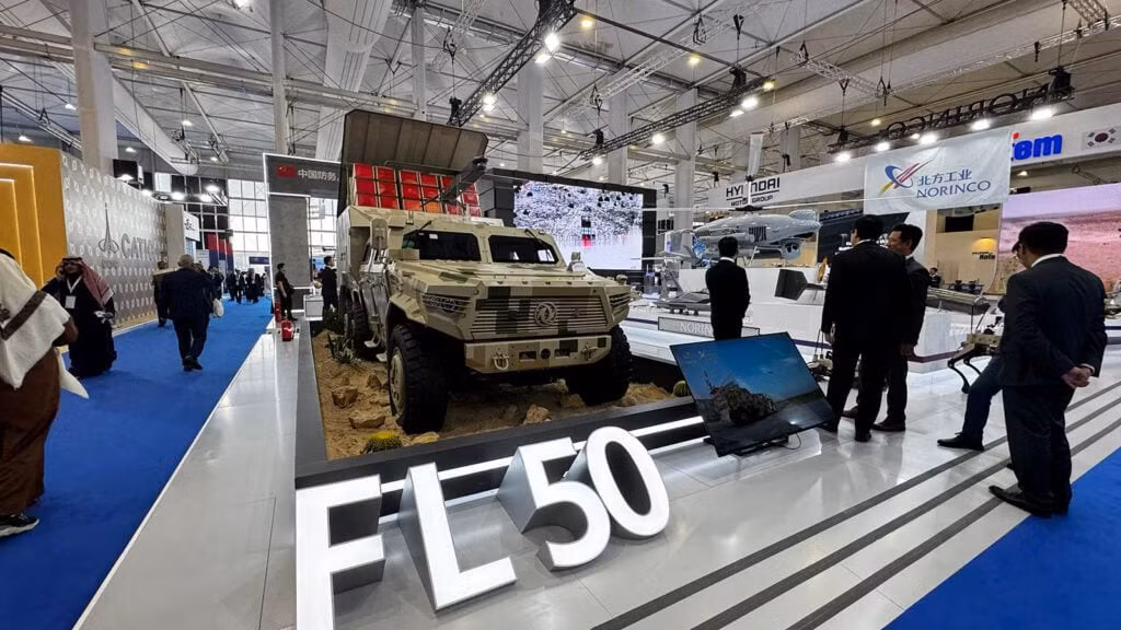 Tập đoàn quốc phòng Trung Quốc Norinco giới thiệu xe bọc thép FL 50 tại Triển lãm. Xe nổi bật với giáp B6, động cơ Ford 6.8L V10 362 mã lực, chứa 14 người, đạt tốc độ 150 km/h và trang bị tháp pháo hơi cay. (Agnes Helou / Breaking Defense)