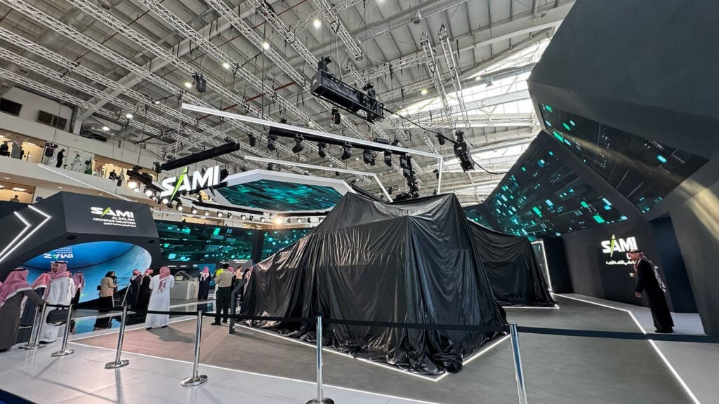 Một nền tảng quốc phòng bí ẩn đang chờ được ra mắt tại gian hàng của Tập đoàn Công nghiệp Quân sự Ả Rập Xê Út (SAMI) vào ngày 8/2/2026 tại Triển lãm. Với tư cách là nước chủ nhà, các gian trưng bày của Riyadh đương nhiên được bài trí cực kỳ hoành tráng. (Agnes Helou / Breaking Defense)