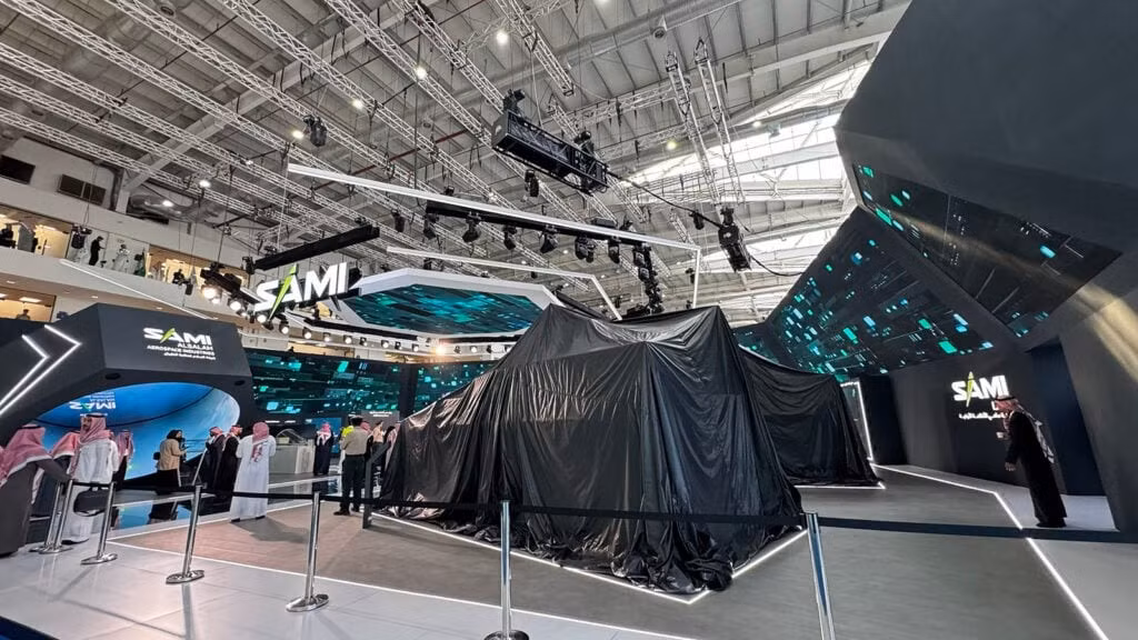 Một nền tảng quốc phòng bí ẩn đang chờ được ra mắt tại gian hàng của Tập đoàn Công nghiệp Quân sự Ả Rập Xê Út (SAMI) vào ngày 8/2/2026 tại Triển lãm. Với tư cách là nước chủ nhà, các gian trưng bày của Riyadh đương nhiên được bài trí cực kỳ hoành tráng. (Agnes Helou / Breaking Defense)