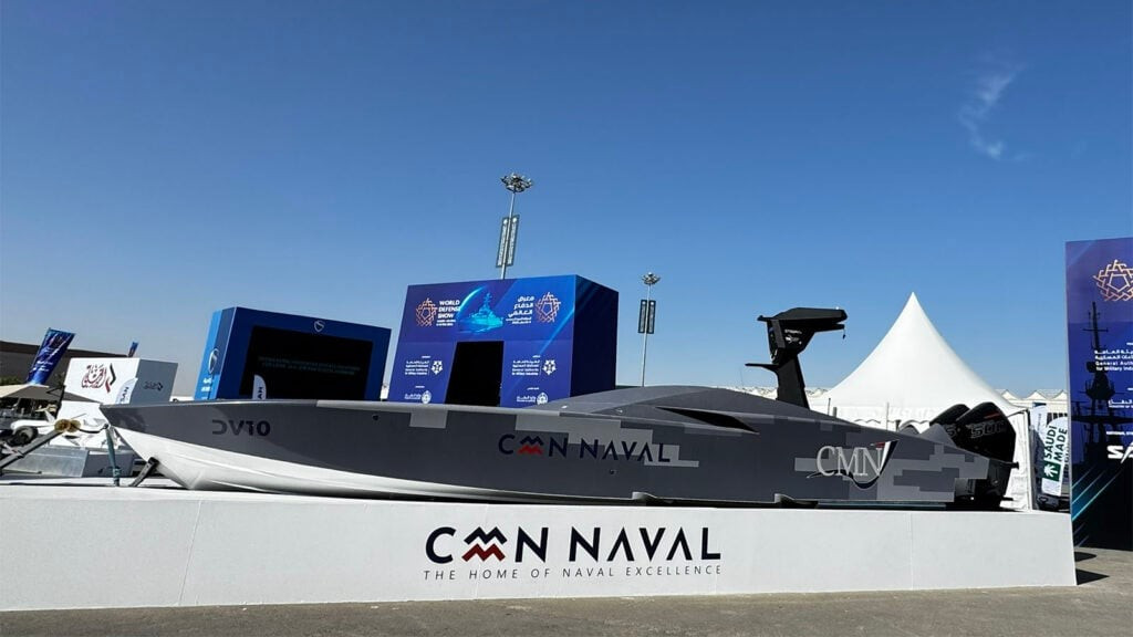 Tập đoàn đóng tàu đa quốc gia Pháp CMN Naval cho biết, chiếc tàu DV 10 này có thể đạt tốc độ 90 hải lý/giờ, tương đương hơn 100 dặm/giờ. Được chế tạo với thân tàu bằng sợi carbon dựa trên thiết kế tàu đua ngoài khơi đã được chứng minh hiệu quả, có chiều dài 10,2 mét .(Agnes Helou / Breaking Defense)