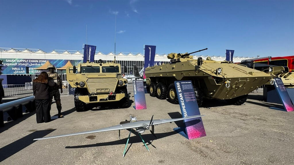 Tập đoàn Rosoboronexport của Nga trưng bày nhiều hệ thống quốc phòng tại Triển lãm Quốc phòng Thế giới 2026, trong đó có máy bay không người lái Supercam S350. Nó có thời gian bay 4,5 giờ, phạm vi hoạt động 100 km với sải cánh 3.2m. Được dùng cho các nhiệm vụ giám sát, trinh sát, bản đồ và điều chỉnh hỏa lực pháo binh (Agnes Helou / Breaking Defense)