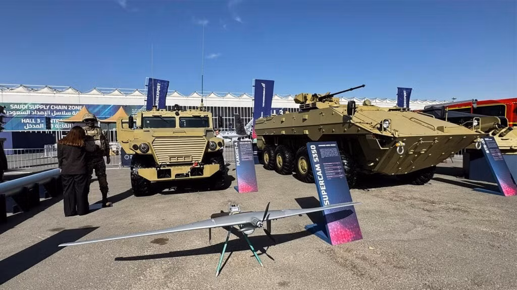 Tập đoàn Rosoboronexport của Nga trưng bày nhiều hệ thống quốc phòng tại Triển lãm Quốc phòng Thế giới 2026, trong đó có máy bay không người lái Supercam S350. Nó có thời gian bay 4,5 giờ, phạm vi hoạt động 100 km với sải cánh 3.2m. Được dùng cho các nhiệm vụ giám sát, trinh sát, bản đồ và điều chỉnh hỏa lực pháo binh (Agnes Helou / Breaking Defense)