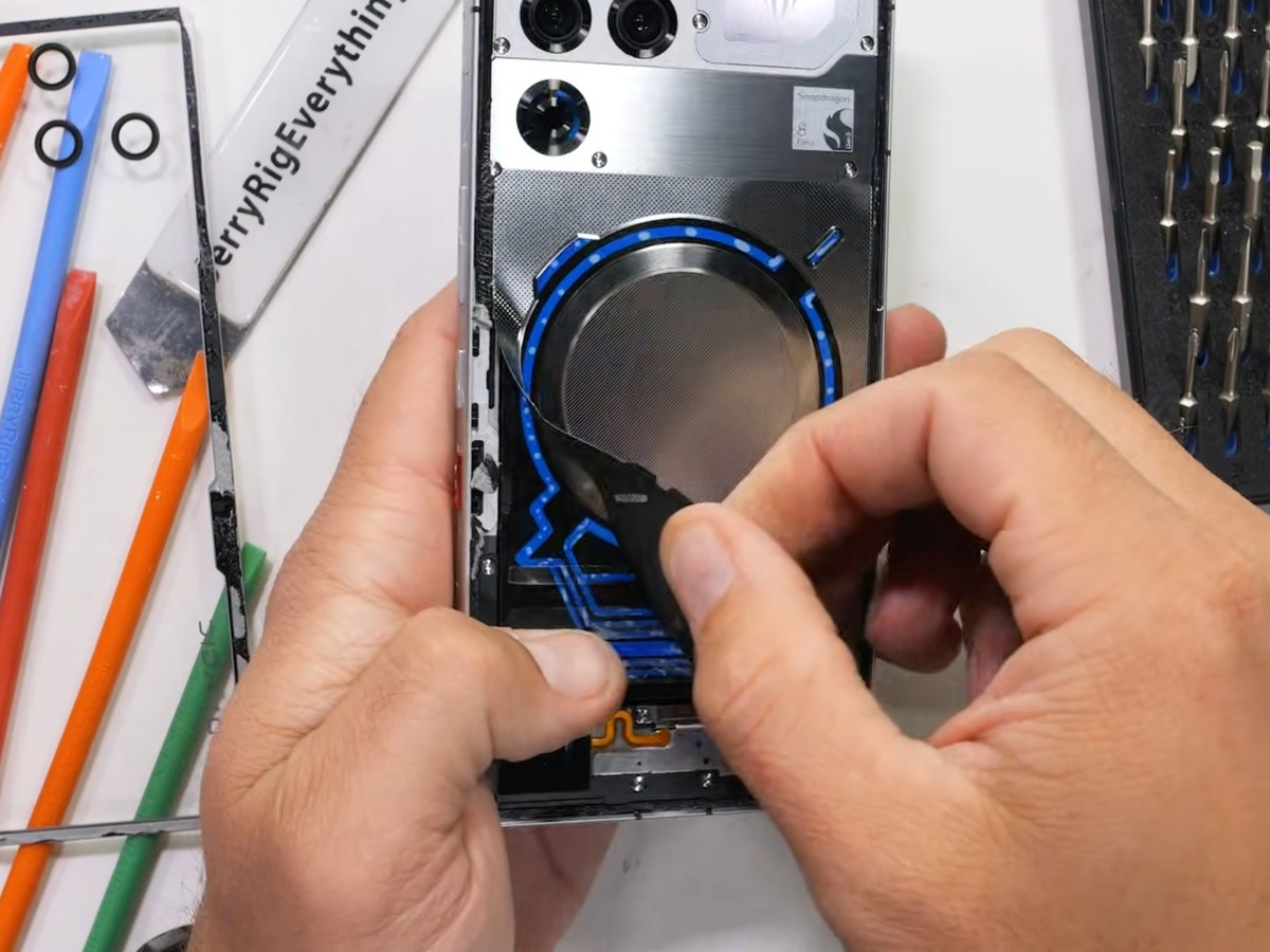 Thậm chí anh còn nói đùa rằng Apple sẽ phát điên khi phát hiện ra công nghệ này trong 10 năm nữa, một cách ám chỉ không mấy tế nhị đến việc gã khổng lồ Cupertino thường chậm chân trong cuộc đua nâng cấp công nghệ so với các flagship Android nhưng luôn luôn gọi là "đột phá công nghệ".