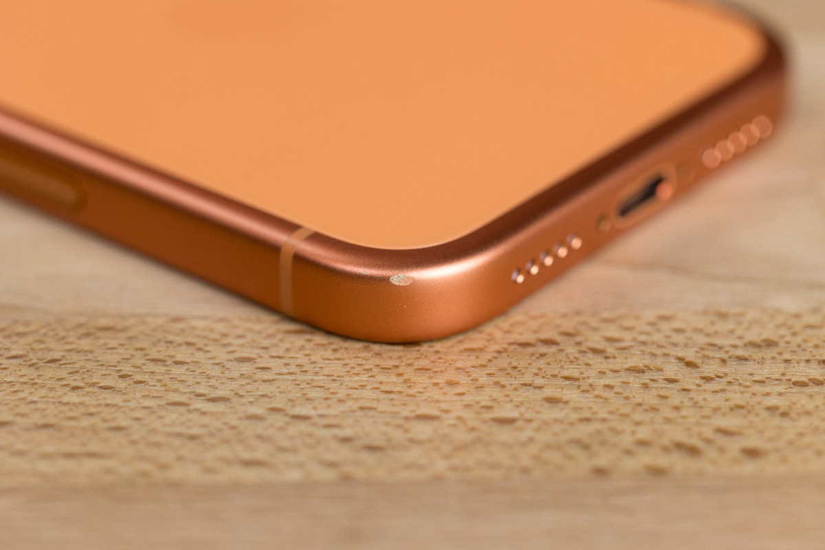 Nhiều chuyên gia cho rằng, việc quay lại dùng nhôm sau hai năm quảng bá titan là bước lùi của Apple. Trong khi đó, các hãng như Xiaomi, OPPO hay OnePlus từng thử nghiệm vật liệu gốm cho cảm giác sang trọng và khả năng chống trầy xước cao hơn, dù có nhược điểm là nặng và tốn chi phí sản xuất.