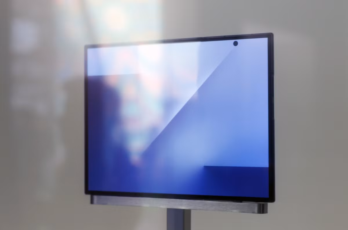 Samsung vẫn duy trì camera selfie dạng đục lỗ ở giữa, cùng viền màn hình tương đối mảnh, giúp tổng thể thiết bị trông cân đối và hiện đại.