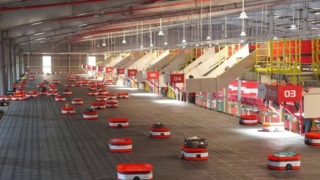 Tổ hợp của Viettel Post bao gồm 3 hệ thống: Robot AGV, Wheel Sorter Matrix, Cross-belt Sorter. Trong đó, Robot AGV là robot tự hành chia chọn tự động 100% các loại hàng hóa nhẹ, mỏng, hàng có hình dáng đặc thù, tròn lăn, thích hợp với hàng hóa trên sàn thương mại điện tử. Đây là công nghệ robot hiện đại được nhiều đơn vị logistics lớn trên thế giới sử dụng.