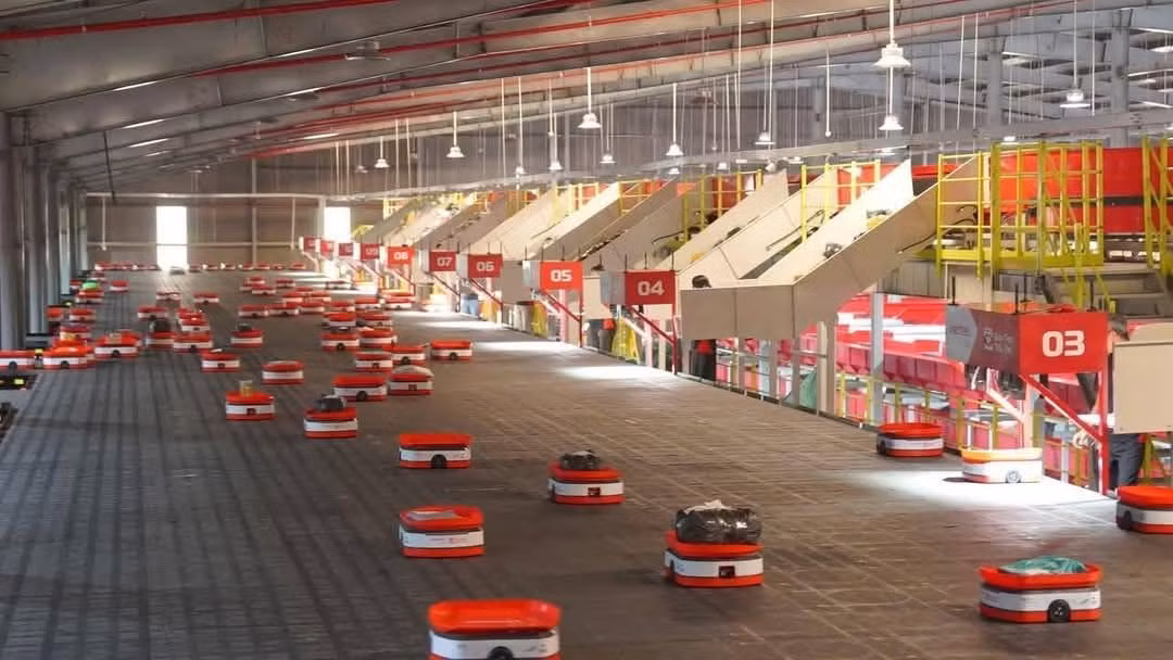 Tổ hợp của Viettel Post bao gồm 3 hệ thống: Robot AGV, Wheel Sorter Matrix, Cross-belt Sorter. Trong đó, Robot AGV là robot tự hành chia chọn tự động 100% các loại hàng hóa nhẹ, mỏng, hàng có hình dáng đặc thù, tròn lăn, thích hợp với hàng hóa trên sàn thương mại điện tử. Đây là công nghệ robot hiện đại được nhiều đơn vị logistics lớn trên thế giới sử dụng.