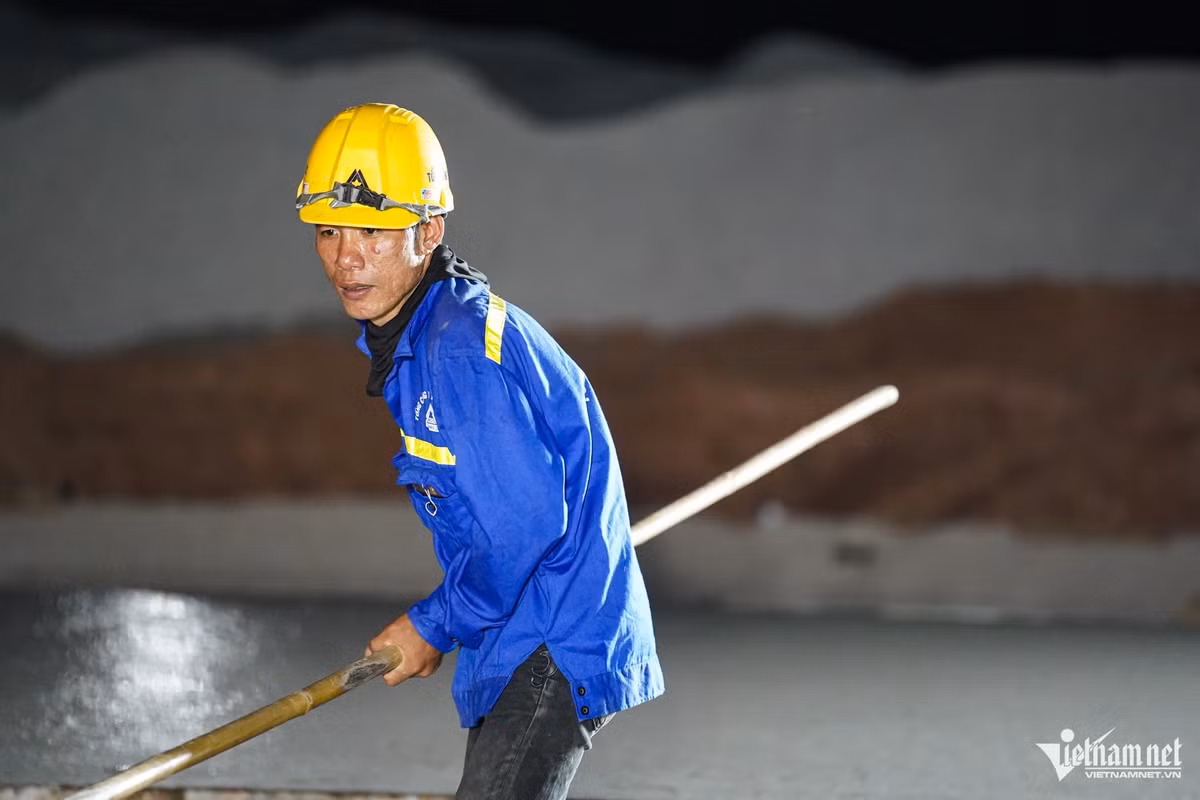 Ca đêm trên công trường vất vả, song với nhiều công nhân, niềm tự hào khi góp sức cho công trình tầm quốc gia khiến mọi mệt mỏi tan biến. Nhiều tháng nay, anh Nguyễn Văn Huệ cùng đồng đội miệt mài bám công trường, coi những ca làm xuyên đêm như nhịp sinh hoạt thường ngày.