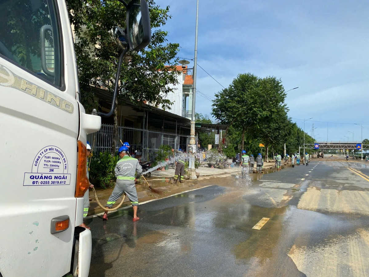 Sau khi thu gom rác thải thô, lực lượng chức năng đã sử dụng xe chuyên dụng để rửa đường, trả lại sự sáng-xanh-sạch-đẹp cho các tuyến phố, hạn chế bụi bẩn và nguy cơ phát sinh dịch bệnh sau mưa bão.