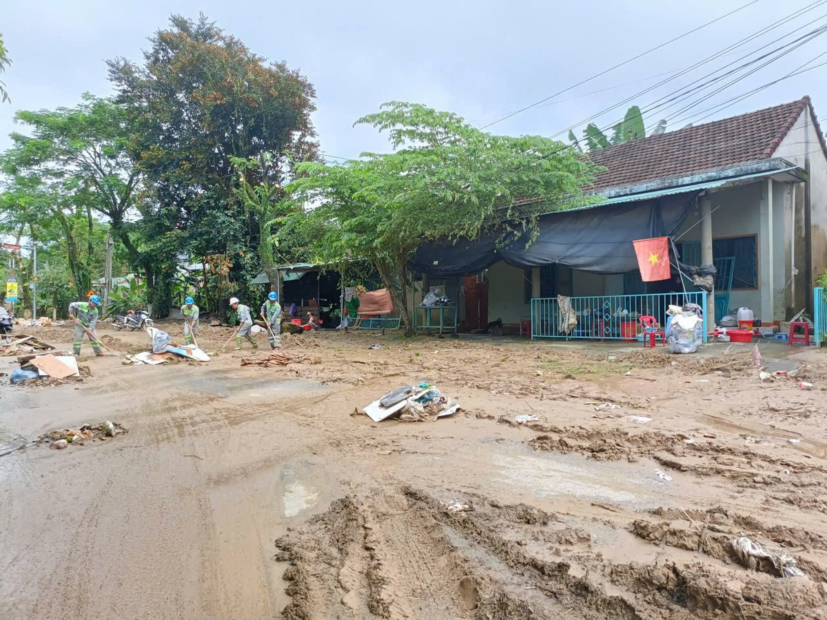 Để bảo đảm vệ sinh môi trường, đơn vị đã bố trí 100% cán bộ, công nhân viên đi làm, tổ chức quét, thu gom lá cây, bùn đất… tại các tuyến đường, đặc biệt là những nơi tập trung đông người.