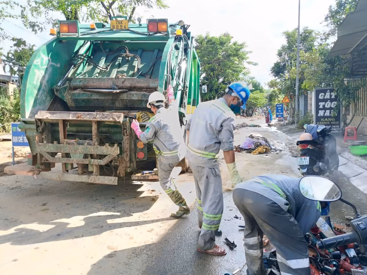 Các phương tiện chuyên dụng như xe nén, xe bồn, xúc lật được điều động để thu gom rác thải, bùn đất.