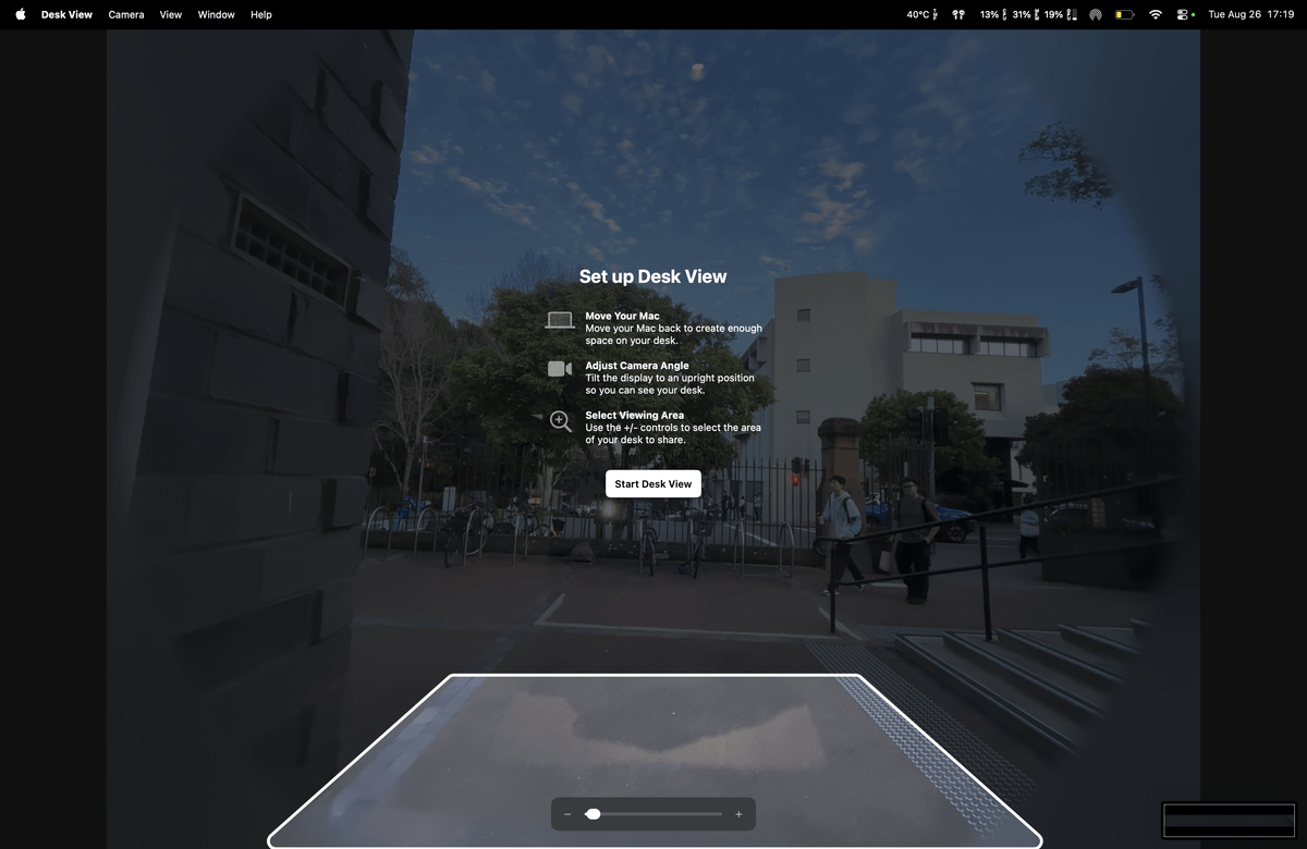 MacBook Pro tích hợp camera 12 MP Center Stage hỗ trợ Desk View, micro chất lượng phòng thu và hệ thống sáu loa hỗ trợ Spatial Audio. Máy chạy macOS Tahoe với giao diện Liquid Glass mới, cập nhật Spotlight, tích hợp sâu Apple Intelligence và tính năng Live Translation trong Messages, FaceTime và Phone.