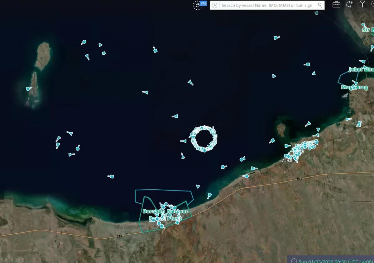 Nhiễu sóng GPS dẫn đến việc các cụm tàu thương mại hiển thị đang ở giữa nhà máy điện hạt nhân (trái) và sân bay (phải). Ảnh: Windward.