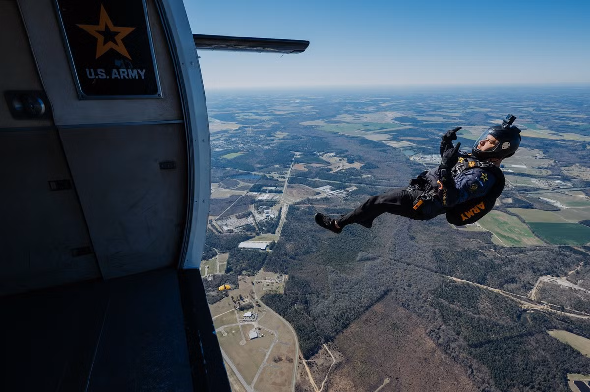 Ở độ cao khoảng 9.700 feet (2.957 mét), các nhân viên đã xếp hàng theo chiều dọc phối hợp với các thông số bay chính xác và ở độ cao 6.500 feet (1.981 mét), đội hình Hex đã được thực hiện hoàn chỉnh.