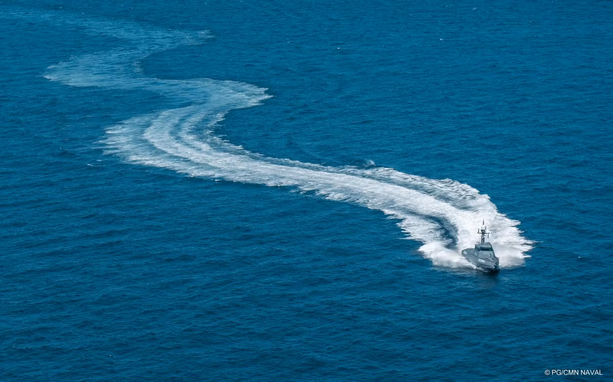 Điều này bao gồm khả năng điều hướng tự động với khả năng tránh chướng ngại vật, chặn và hộ tống một chiếc thuyền đang di chuyển, và điều khiển từ xa từ một trạm chỉ huy trên đất liền, kết thúc bằng chuyến thăm trên tàu và chuyến đi trên biển để chứng minh tốc độ và khả năng cơ động của USV.