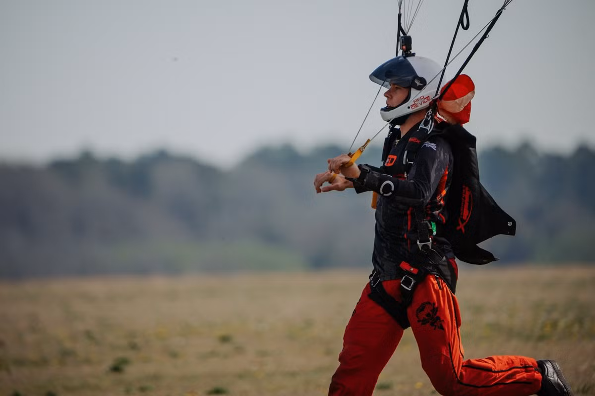 Ở độ cao 14.000 feet, với sáu người nhảy dù và hai nhiếp ảnh gia trên không bước ra khỏi máy bay, bầu trời quang đãng theo hướng có lợi cho họ. Ở độ cao 9.700 feet, sáu ống dù đã được dựng lên: những người nhảy dù được xếp thẳng đứng, mỗi người được kết nối bằng dây đai gia cố và điều khiển tán dù phối hợp với những người ở trên và dưới. Ở độ cao 6.500 feet, quá trình chuyển đổi sang một cánh máy bay sáu hướng hoàn chỉnh đã hoàn tất.