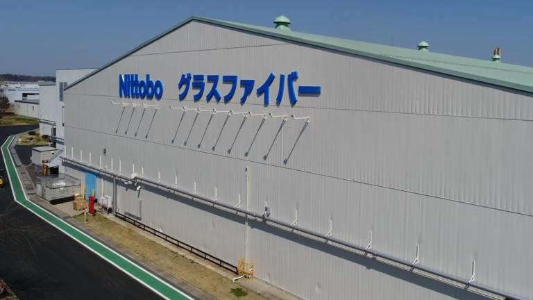 Nhận thức được những hạn chế này, Nittobo đã cam kết đầu tư 80 tỷ yen (550 triệu USD) để mở rộng sản xuất vật liệu bán dẫn, nhắm mục tiêu tăng gấp đôi công suất tại Đài Loan vào tháng 3 năm 2028. Tuy nhiên, CEO Hiroyuki Tada của Nittobo lại khá thận trọng: " Chúng tôi đang làm mọi thứ có thể để tránh làm phiền khách hàng. Nhưng đây không phải là tình huống mà chúng tôi có thể đi khắp nơi đưa ra những lời hứa lớn về việc tăng công suất ."