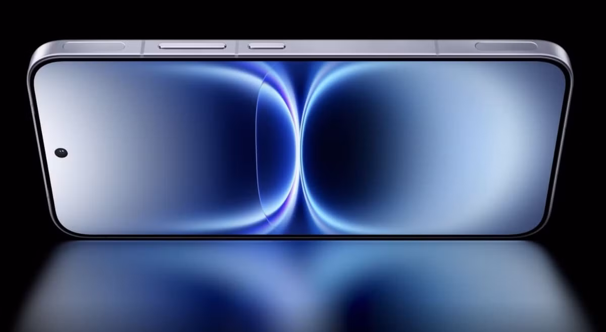 Mặt trước của máy là màn hình OLED LTPO 6,85 inch tần số quét 144 Hz, sử dụng tấm nền Samsung M14. Màn hình hỗ trợ Dolby Vision, HDR10+, HDR Vivid, Zreal, bao phủ 118% không gian màu P3, độ sáng toàn màn hình đạt tối đa 2.600 nit và hỗ trợ DC dimming. Tần số lấy mẫu cảm ứng đa điểm đạt 480 Hz, phục vụ tốt cho nhu cầu chơi game.