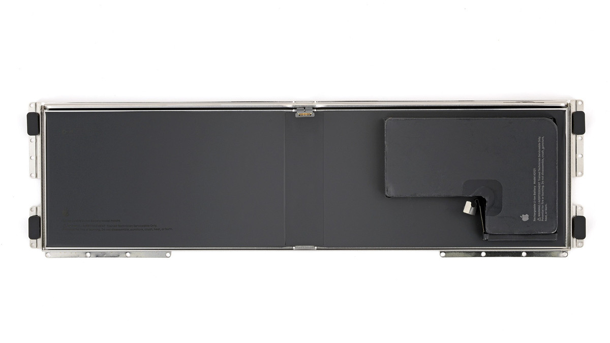 Việc thay pin trên Neo giờ đây diễn ra rất bình thường, khác hẳn với việc thay pin MacBook trước đây. Bản thân bộ pin gồm hai cell với tổng dung lượng 36,48 Wh, và việc thay thế không còn cảm giác như một công việc tháo lắp phức tạp nữa.