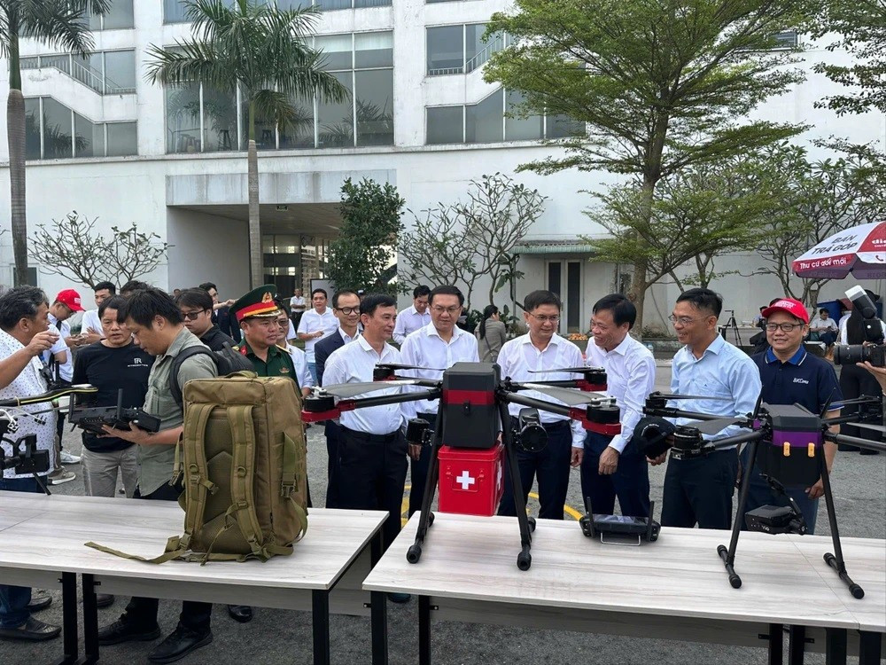 Đầu tháng 1, các lãnh đạo và cán bộ địa phương đã trực tiếp tới Khu Công nghệ cao Sài Gòn, cách trung tâm thành phố khoảng 15 km về phía Đông, để theo dõi các đợt thử nghiệm. Những chiếc drone vàng và tím, quay vù vù trên không, lần lượt nâng các thùng carton và bộ dụng cụ y tế khẩn cấp lên khỏi mặt đất.