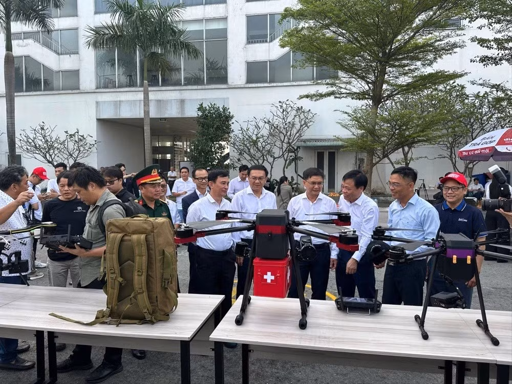 Đầu tháng 1, các lãnh đạo và cán bộ địa phương đã trực tiếp tới Khu Công nghệ cao Sài Gòn, cách trung tâm thành phố khoảng 15 km về phía Đông, để theo dõi các đợt thử nghiệm. Những chiếc drone vàng và tím, quay vù vù trên không, lần lượt nâng các thùng carton và bộ dụng cụ y tế khẩn cấp lên khỏi mặt đất.