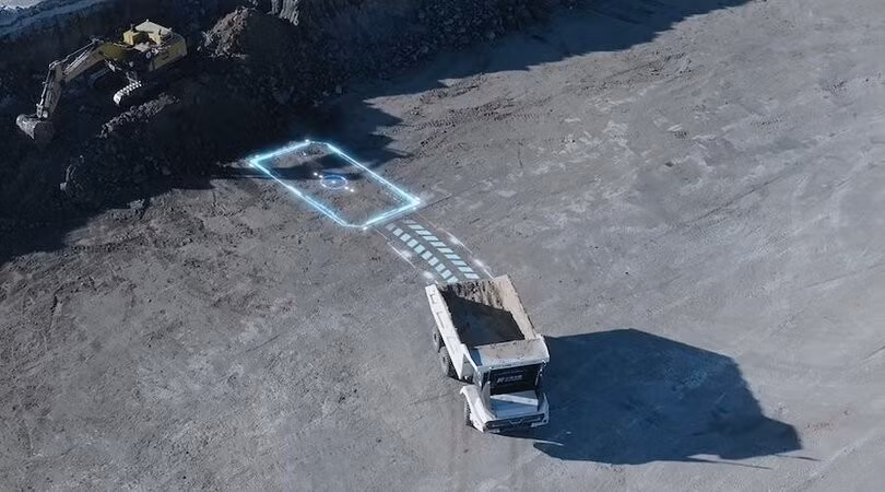 Đặc biệt, mạng 5G-Advanced được triển khai tại mỏ Yimin giúp đảm bảo kết nối mượt mà giữa phương tiện và nền tảng đám mây. Mạng này có tốc độ tải lên 500 Mbps và độ trễ chỉ 20 mili-giây. Nhờ đó, đội xe có thể vận hành 24/7 và truyền phát video độ nét cao phục vụ giám sát và điều phối.