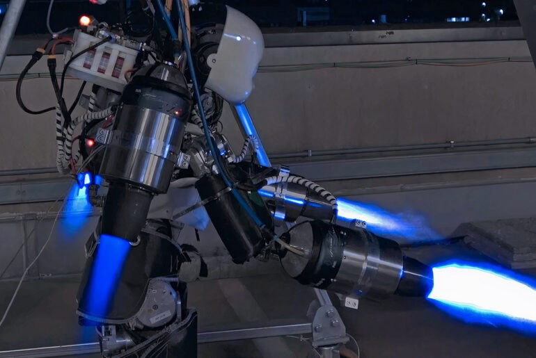 Không giống drone đối xứng và ổn định, robot có hình dáng như con người với các chi linh hoạt, gây ra biến động khí động học và thay đổi trọng tâm liên tục.