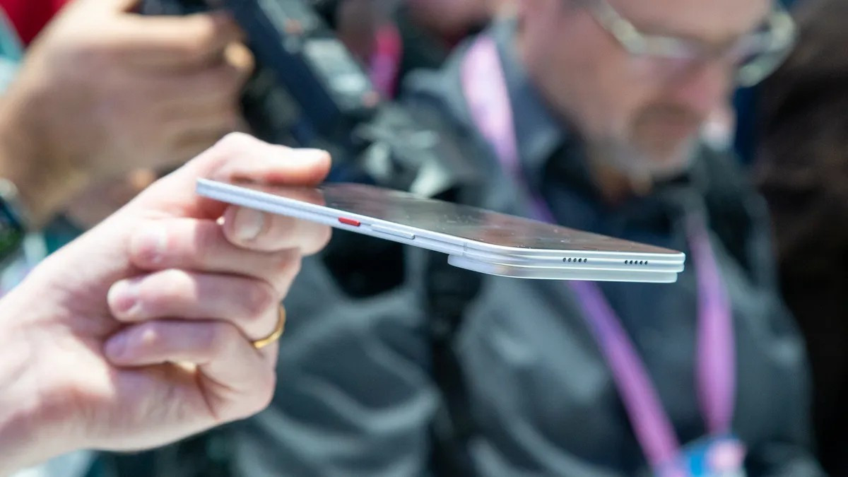 Lịch sử điện thoại mô-đun không đạt được thành công thương mại. Google hủy Project Ara, LG dừng thử nghiệm với G5 “Friends”, còn Moto Mods của Motorola dần biến mất khi thị trường không còn mặn mà. Nhưng với Tecno, dường như nó mang lại cảm giác rất mới. Bản thân chiếc máy, phải nói là nó rất đẹp với phiên bản màu trắng.