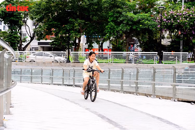 “Hồ mấy năm gần đây xuống cấp nhiều. Khi dự án cải tạo được triển khai, tôi rất mừng. Tôi mong sau khi làm xong, hồ sẽ sạch sẽ, có chỗ đi bộ, tập thể dục... cho người dân sinh sống và làm việc tại quận Đống Đa”, bà Hoàng Thị Nhẫn ở phố Thái Hà chia sẻ.