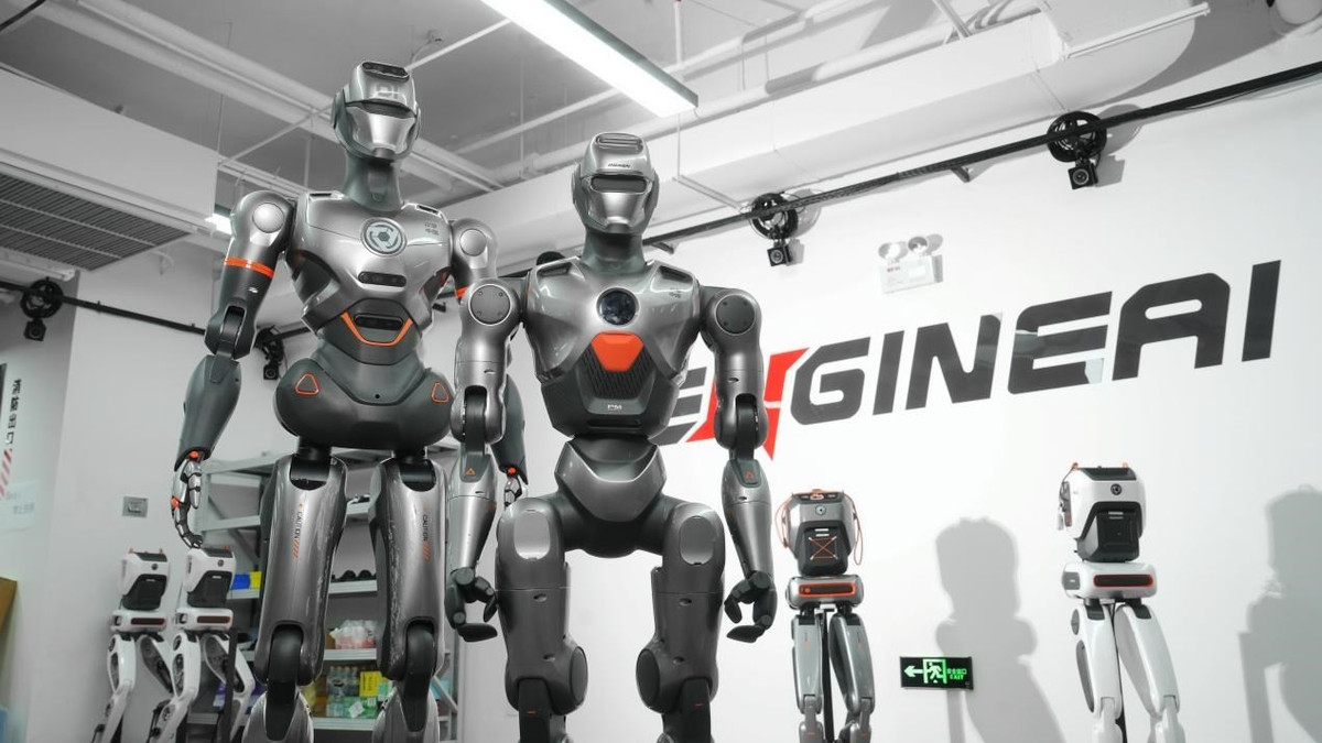 Hiện tại công ty đã triển khai một số robot hình người có tên Cyber Staff đến làm việc tại một cửa hàng bán lẻ ở Thâm Quyến. Được tạo ra nhờ sự hợp tác với hãng JD.com, các robot trong cửa hàng này sẽ được sử dụng để bán hàng thời trang, đóng vai trò như một bài kiểm tra thực tế về khả năng hoạt động an toàn, hiệu quả trong môi trường thường xuyên tương tác với con người.