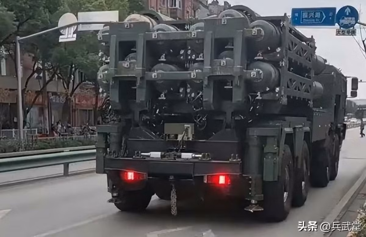 Cách bố trí các tên lửa trên thân có chút khác biệt so với S-350 của Nga.